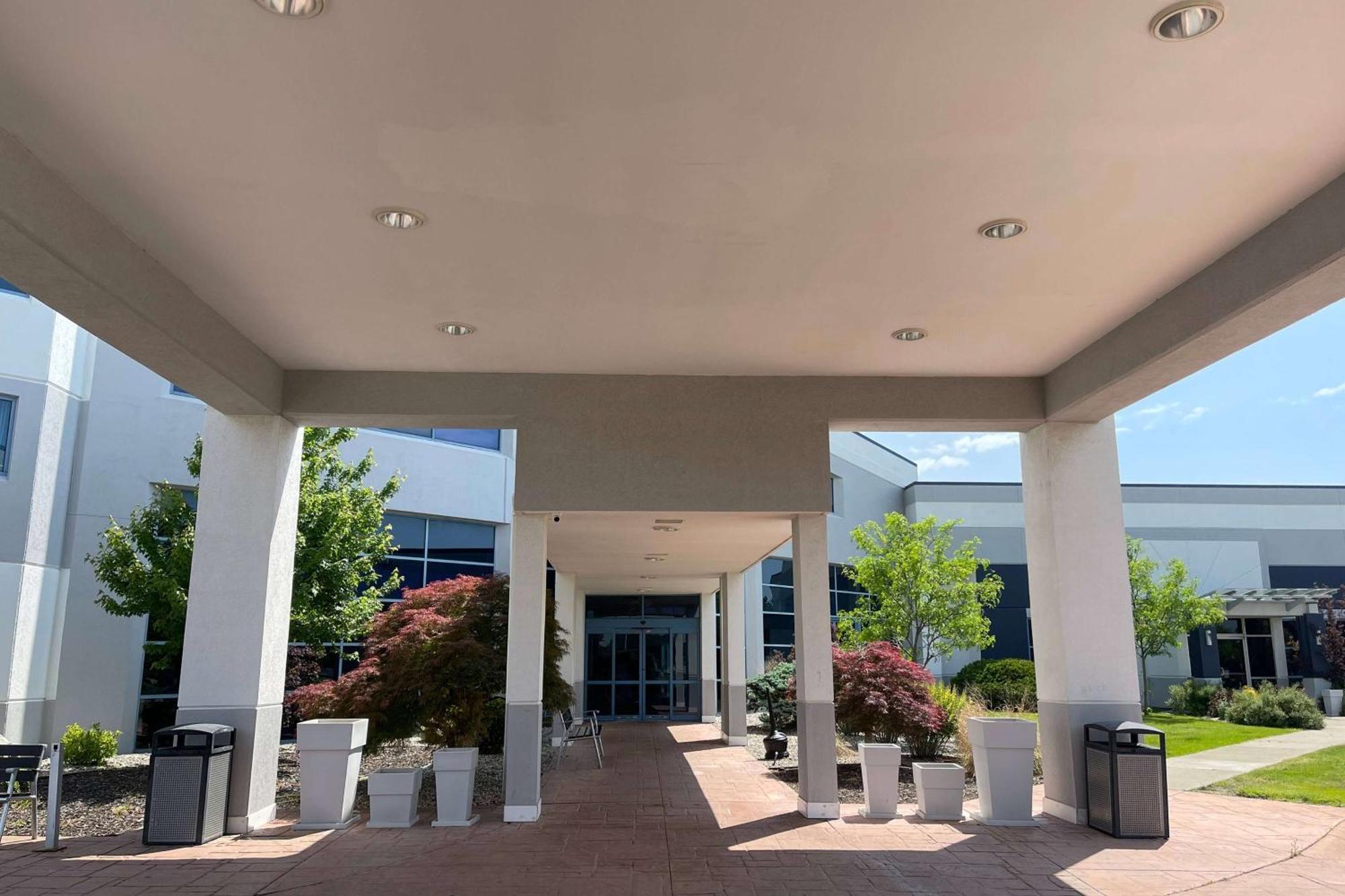 Gateway Hotel & Convention Center Flint Exterior photo